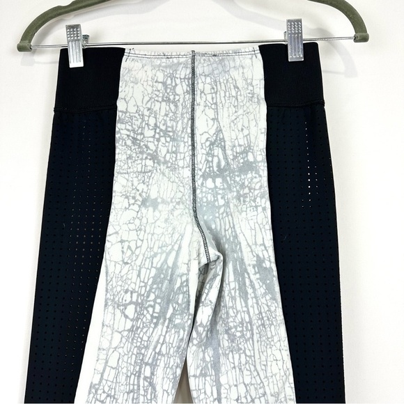 Blue Life Fit Women’s Sz S Perforated Sides Contrast Leggings Activewear Yoga - Picture 9 of 16